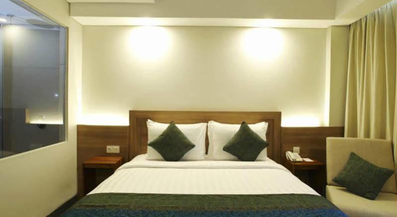 Paragon Hotel 4*